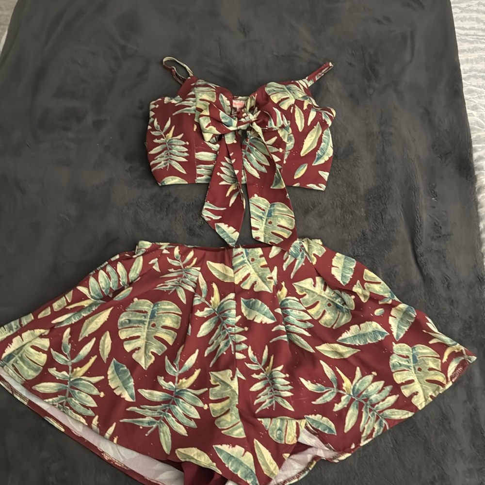 Adorable two-piece set! Perfect for festivals, parties, or vacations!